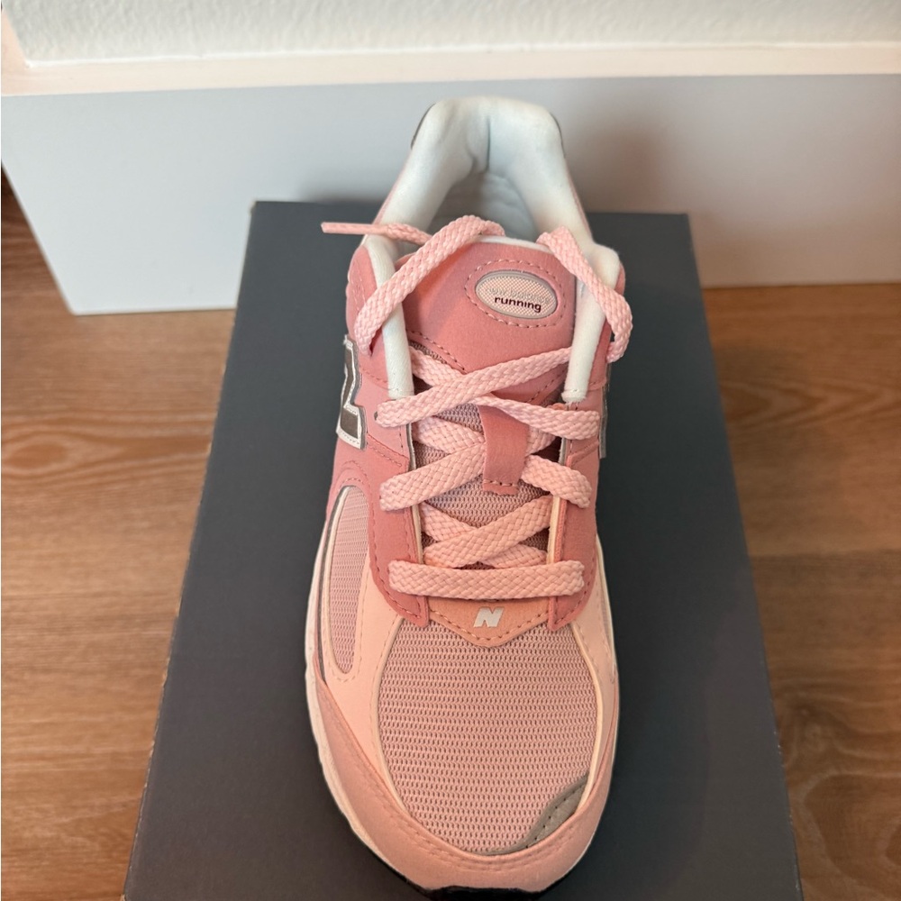 New Balance Kids' 2002 Pink and Silver Sneakers size 3 NIB - Picture 2 of 5